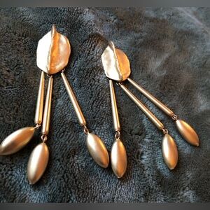 10272 VTG Designer Carol Dauplaise SIGNED Goldtone Clip On Earrings Leaf Dangly